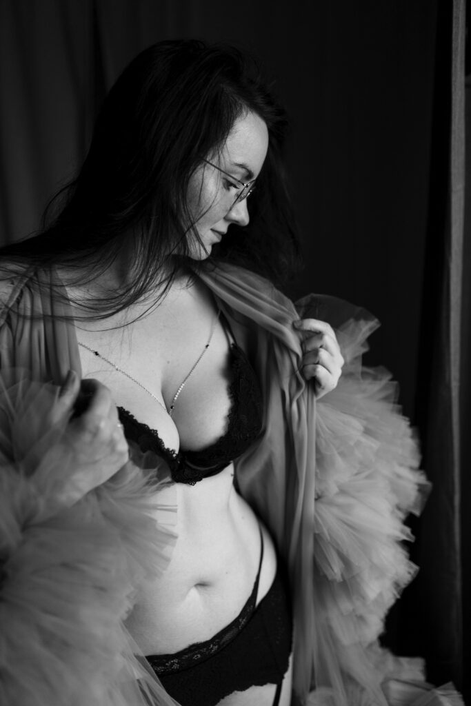 Sensual Fotografie in Dessous und Spitzenumhang im Fotostudio bei Hildesheim