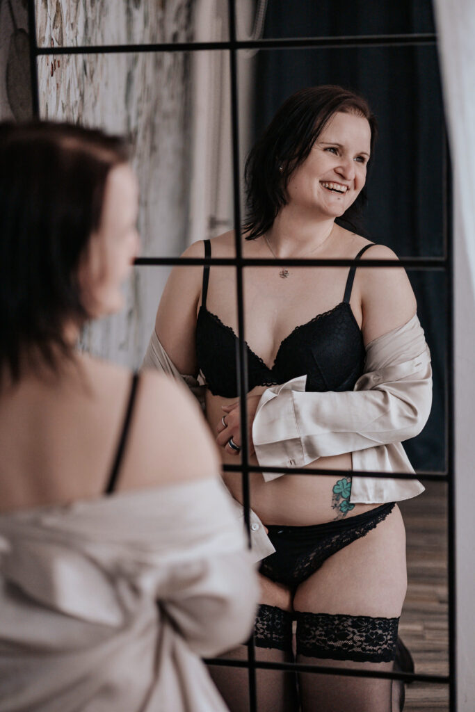 Selbstliebe Fotoshooting für Frauen mit mehr Lebensfreude in der Region Göttingen im Fotostudio von Anika, Boudorfotografin zwischen Hannover und Kassel
