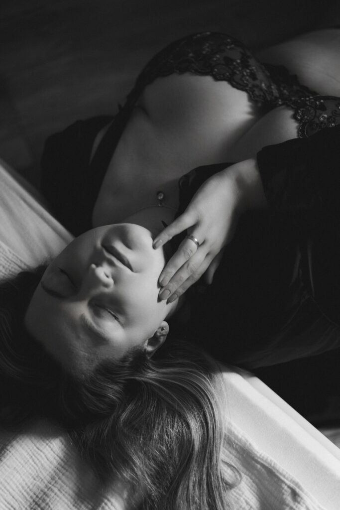 Sinnliche Boudoirfotografie, sinnliche Frauen, sinnliche Fotos machen, sinnliche Fotos Göttingen, sensual Fotografie, Fotografin für Aktfotos, feminine Fotos, keine schmuddelbilder, spicy Fotos